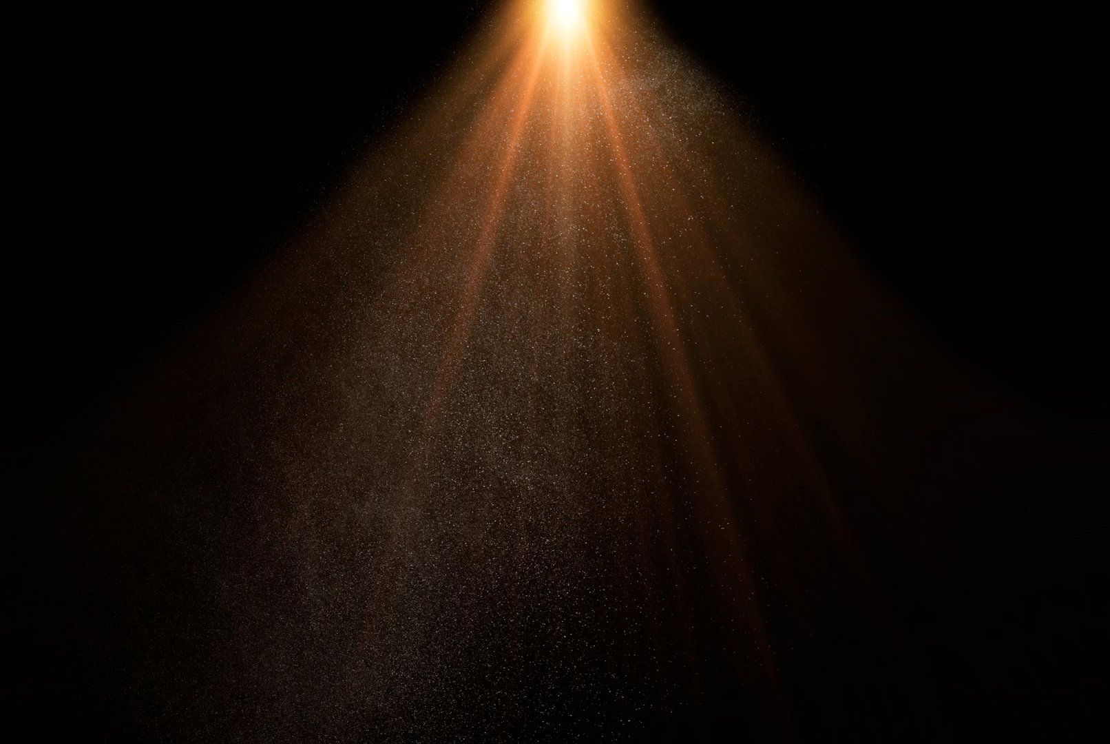 Rayons de lumière dorée dans une atmosphère éthérée